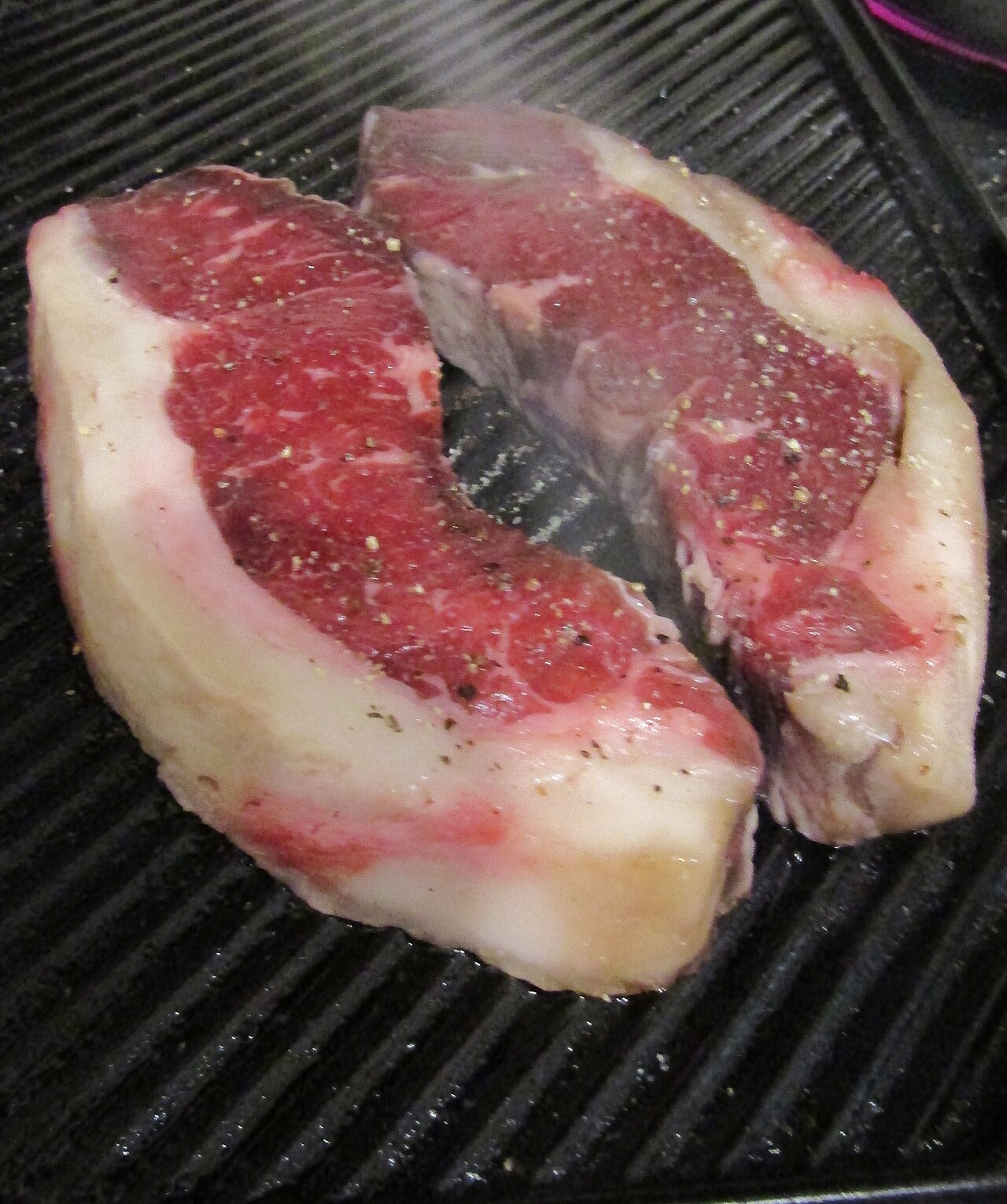 Steaks, die auf dem Grill im Victory Steakhouse brutzeln