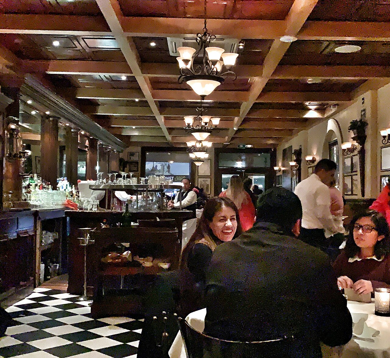 Restaurant-Innenraum mit Tischen