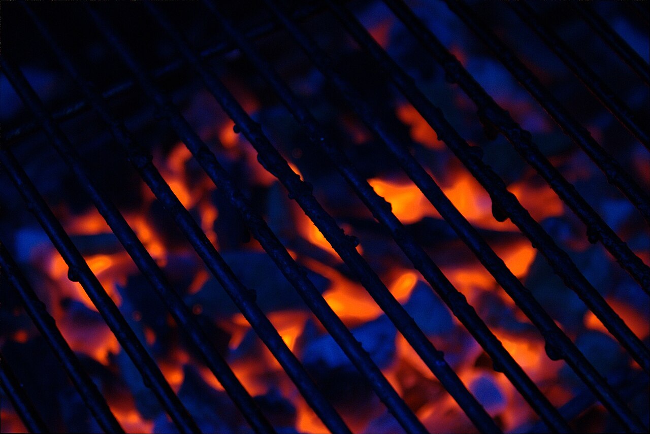 Grill mit glühender Kohle im Victory Steakhouse